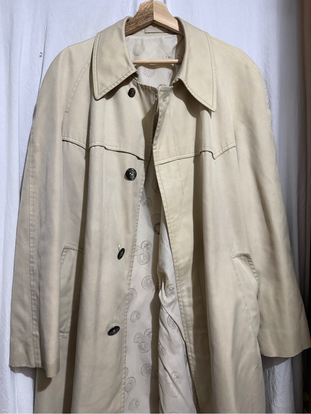 London Fog Men's beige Trench Coat - Classic Lightweight Overcoat. Size 44 long